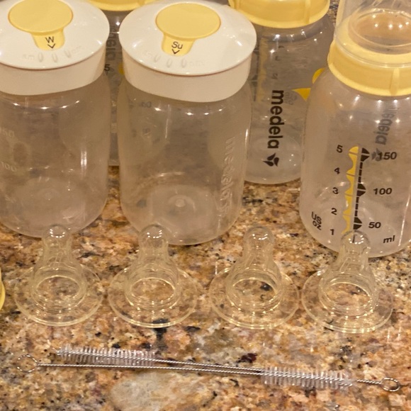 32 piece lot - Medela bottles, covers and nipples bundle set 🍼 - Picture 2 of 9